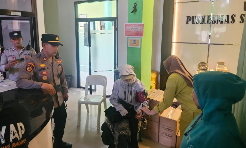 Pendaki yang mengalami hipotermia kemudian dibawa ke Puskesmas Sumberwringin untuk mendapatkan pemeriksaan dan penanganan medis