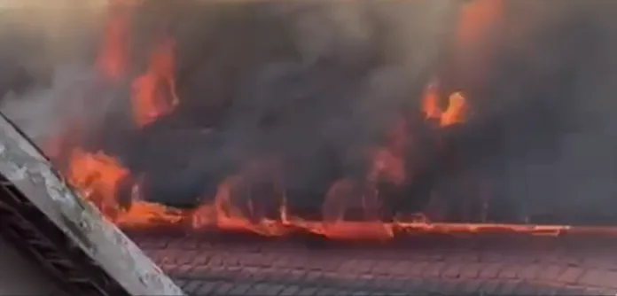Foto: Redaksi Kabar Mbois (Petugas UPT PMK Kota Malang saat menyiapkan alat pemadam kebakaran untuk pembasahan area RSSA Malang yang terbakar, Rabu (9/9/2026) sore.)