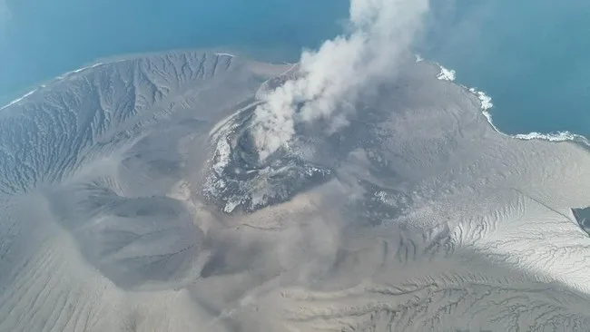 Sebaran abu vulkanik Gunung Anak Krakatau pada Senin (79) menyebar ke arah Barat. Foto PVMBGHandout via REUTERS