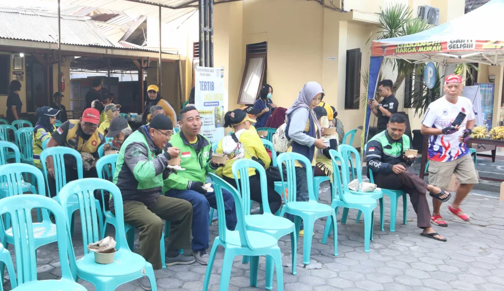Warga mulai berdatangan ke Mapolsek Sukun untuk mendapatkan pemeriksaan kesehatan gratis. Setelah menjalani pemeriksaan, masyarakat kemudian mengikuti makan bersama dengan hidangan yang telah disiapkan Polresta Malang Kota