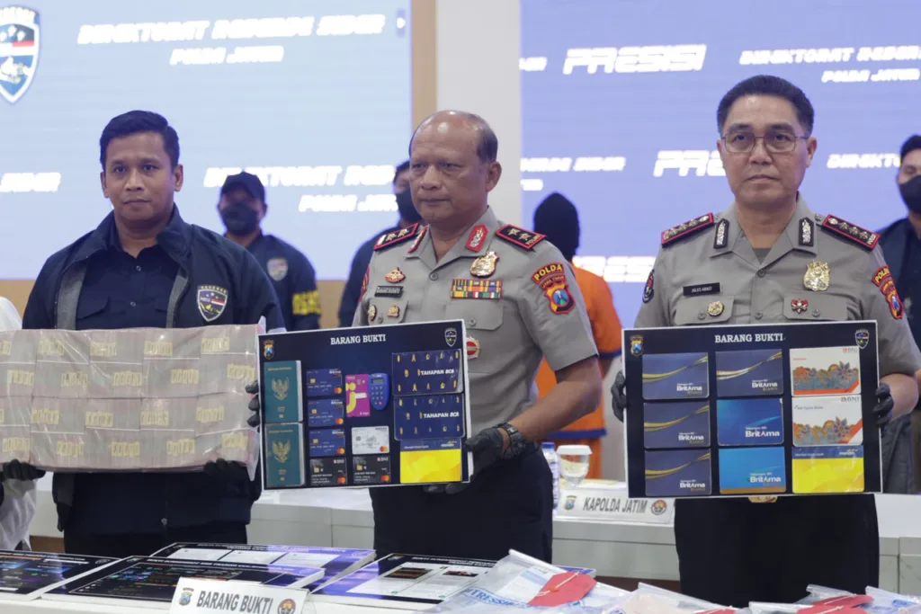 Foto: Konferensi Pers Kapolda Jawa Timur membongkar dugaan jaringan online scam berkedok investasi saham dan mata uang kripto yang diduga beroperasi lintas negara.