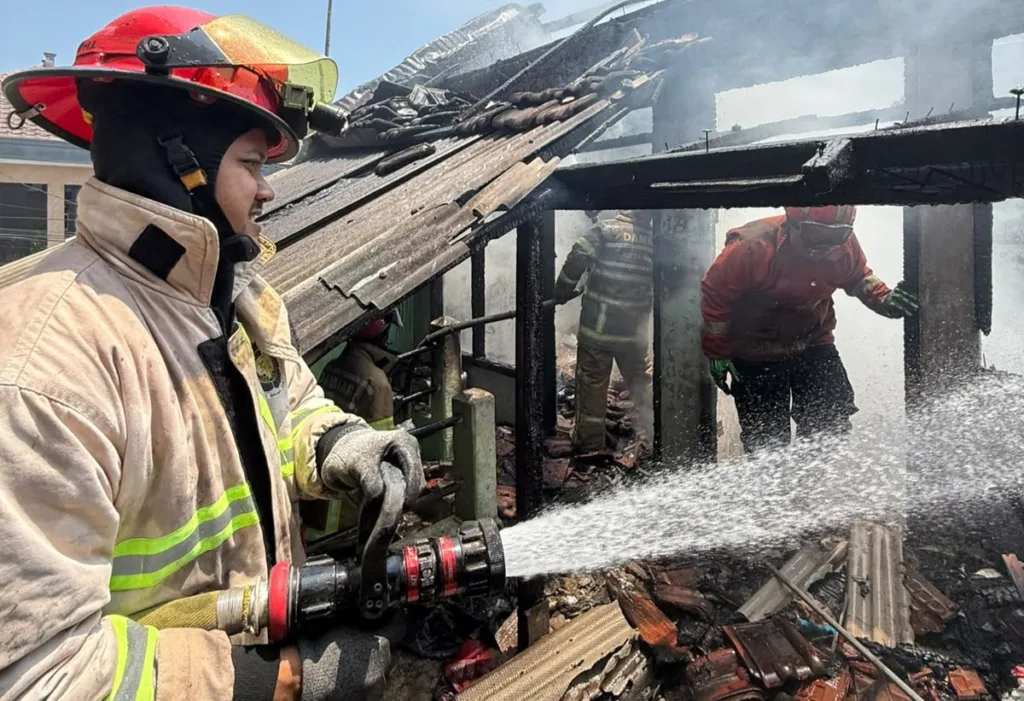 Proses penanganan berlangsung hingga pukul 12.18 WIB dengan menghabiskan sekitar 4.000 liter air. Pemadaman juga dibantu relawan yang berada di sekitar lokasi.