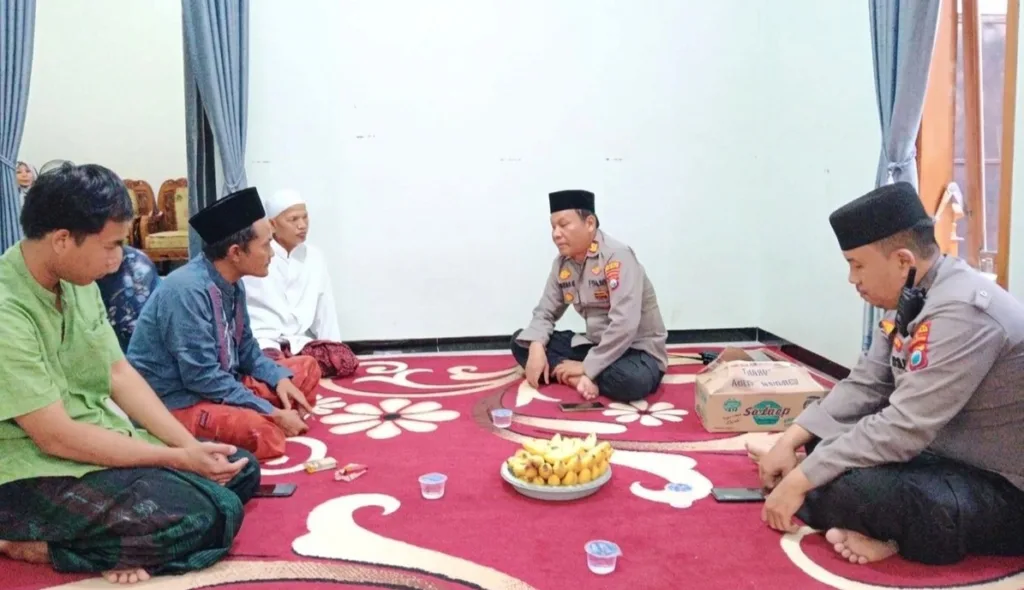 FOTO: HUMAS POLRES MALANGPolres Malang jajaran Polsek menyambangi keluarga korban tenggelamnya KM Virgo Transport 8 di Kabupaten Malang