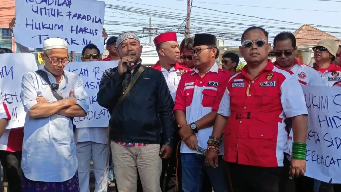 Foto: Istimewa (Situasi di depan PN Malang saat jelang pembacaan vonis kepada terdakwa pembunuhan mahasiswi UMM, Rabu (23/9/2026) siang.)