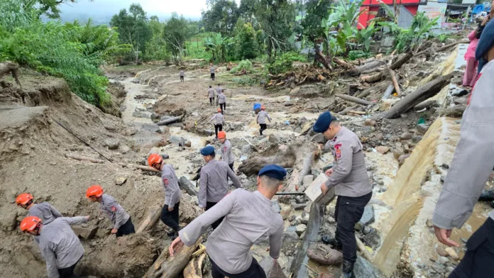 Foto Istimewa: Galodo Terjang Arosuka Menutup Akses Jalan Raya Solok-Padang, Korban 4 Warga Luka dan 2 Masih Dicari