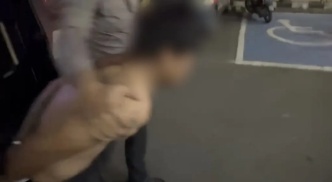 Foto Istimewa: (Tangkapan layar kondisi ramai usai penangkapan pelaku curanmor di Jalan Hamid Rusdi Gang II A Kota Malang, Jumat (492026) malam.)