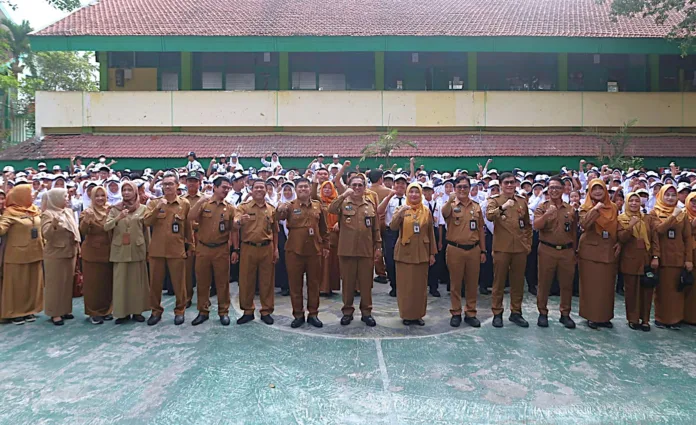 Hari Pertama Berkantor di SMPN 18 Malang, Plh Kepsek Risna Tekankan Disiplin Positif dan Sekolah Bebas Kekerasan