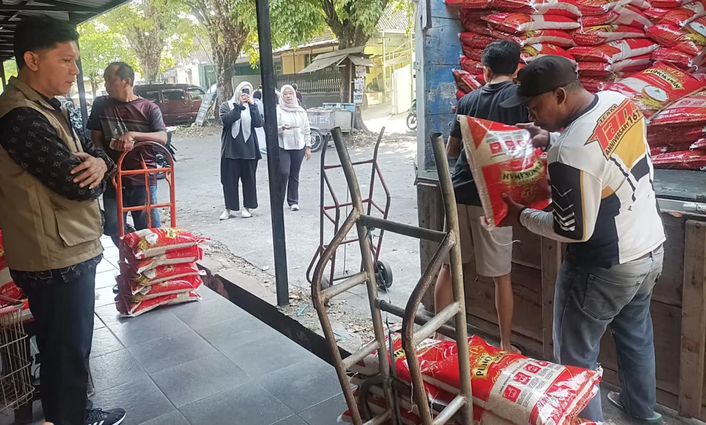 Perum Bulog Cabang Malang mulai menambah pasokan secara bertahap ke pasar tradisional maupun toko retail modern di wilayah Malang Raya