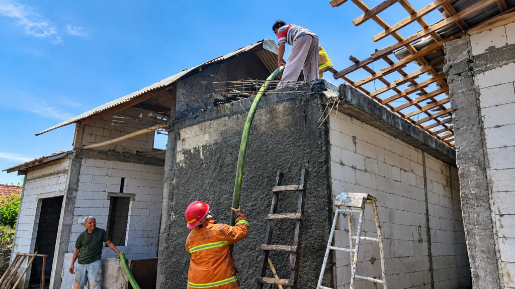 Foto: Petugas Damkar Kota Malang Evakuasi Kebakaran Rumah, Mengerahkan Satu Unit Mobil Pemadam dan Empat Personel.