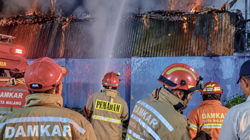 Foto: Damkar Kota Malang Padamkan Kebakaran Kabel di Gudang Pabrik Bentoel