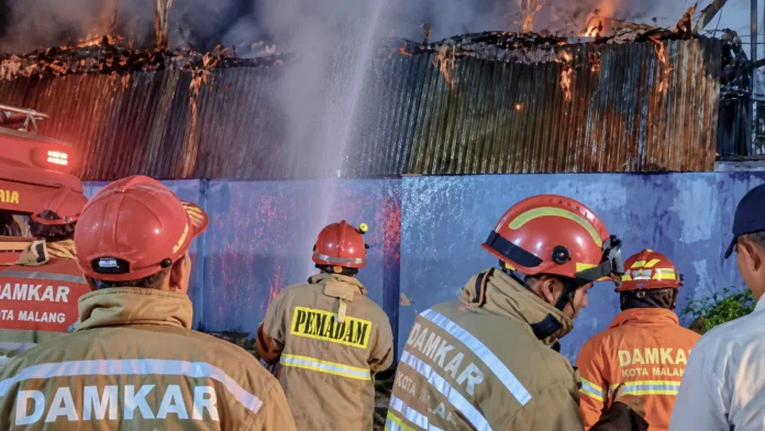 Foto: Damkar Kota Malang Padamkan Kebakaran Kabel di Gudang Pabrik Bentoel